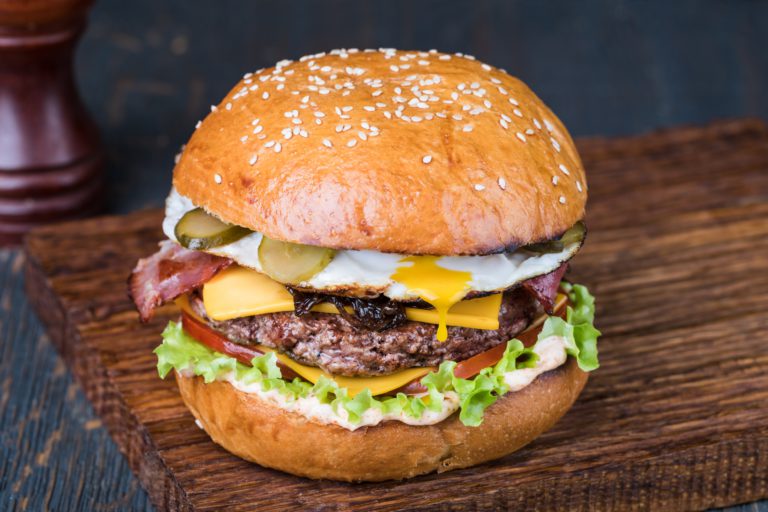 bacon-and-egg-burger-768x512